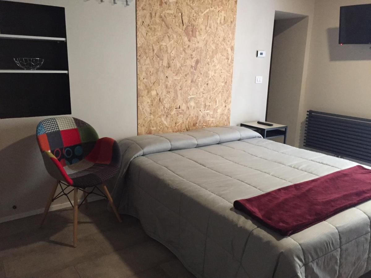 Domus Leydi Apartment Ivrea Bagian luar foto